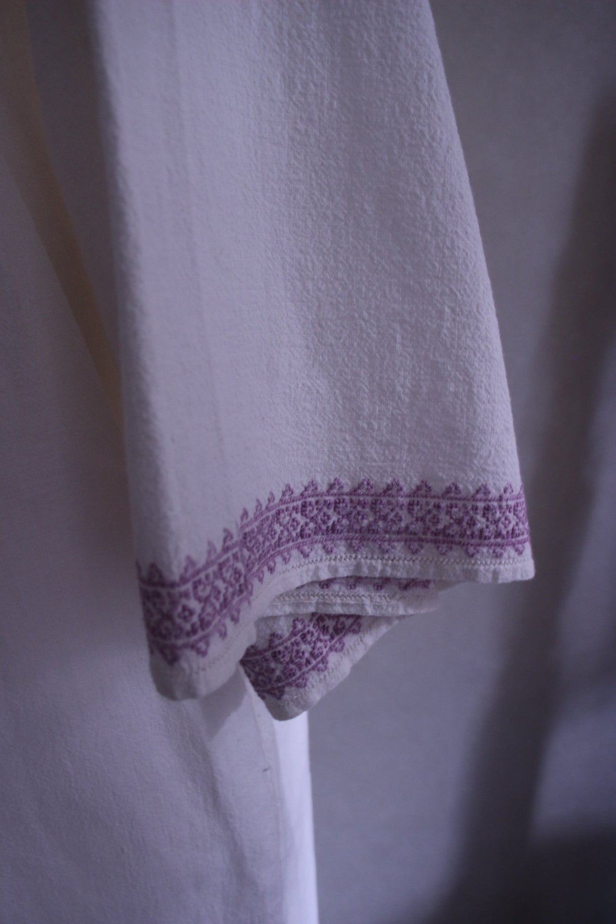 紫刺繍のルーマニアドレス