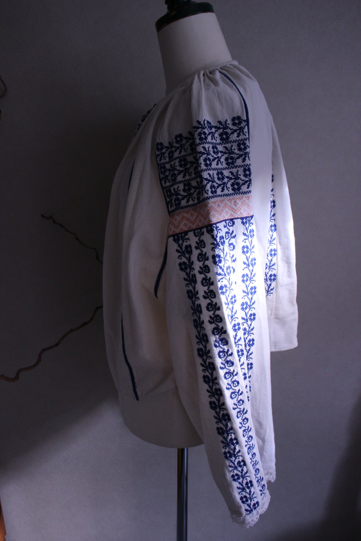 小花模様の青刺繍がかわいいルーマニアブラウス