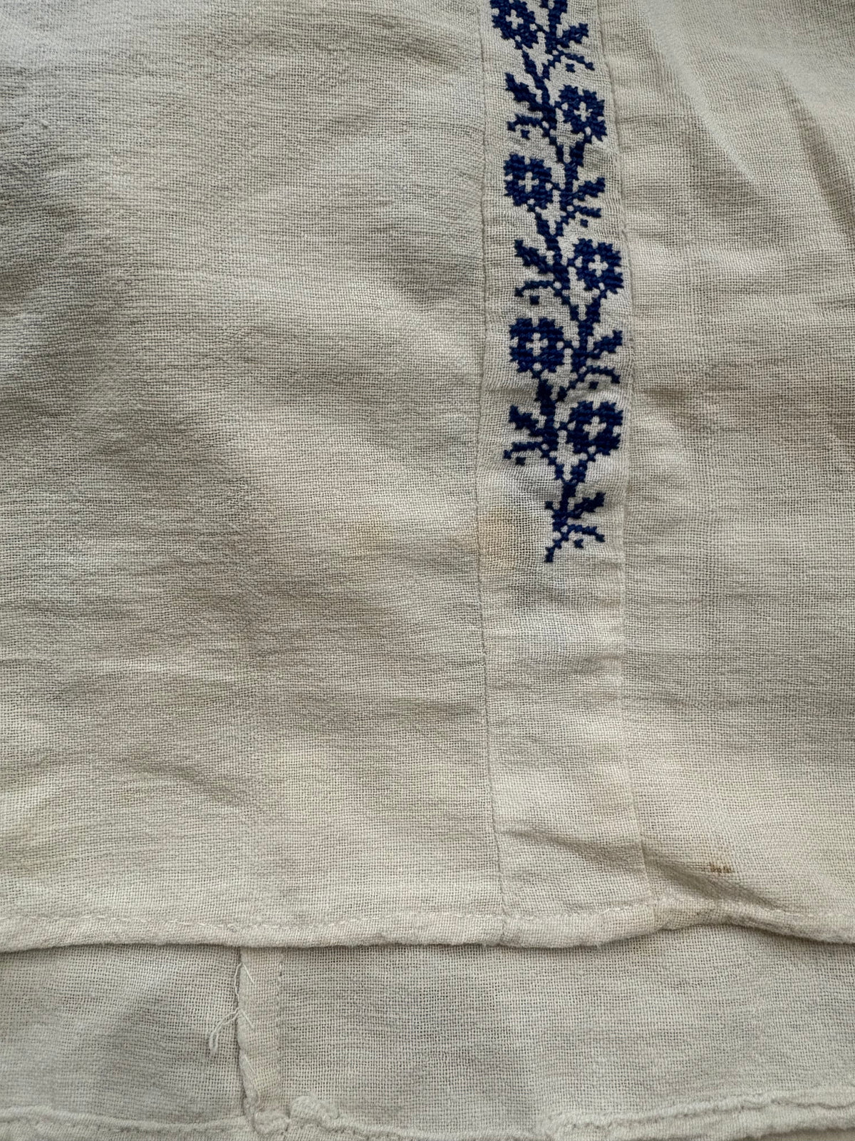 小花模様の青刺繍がかわいいルーマニアブラウス