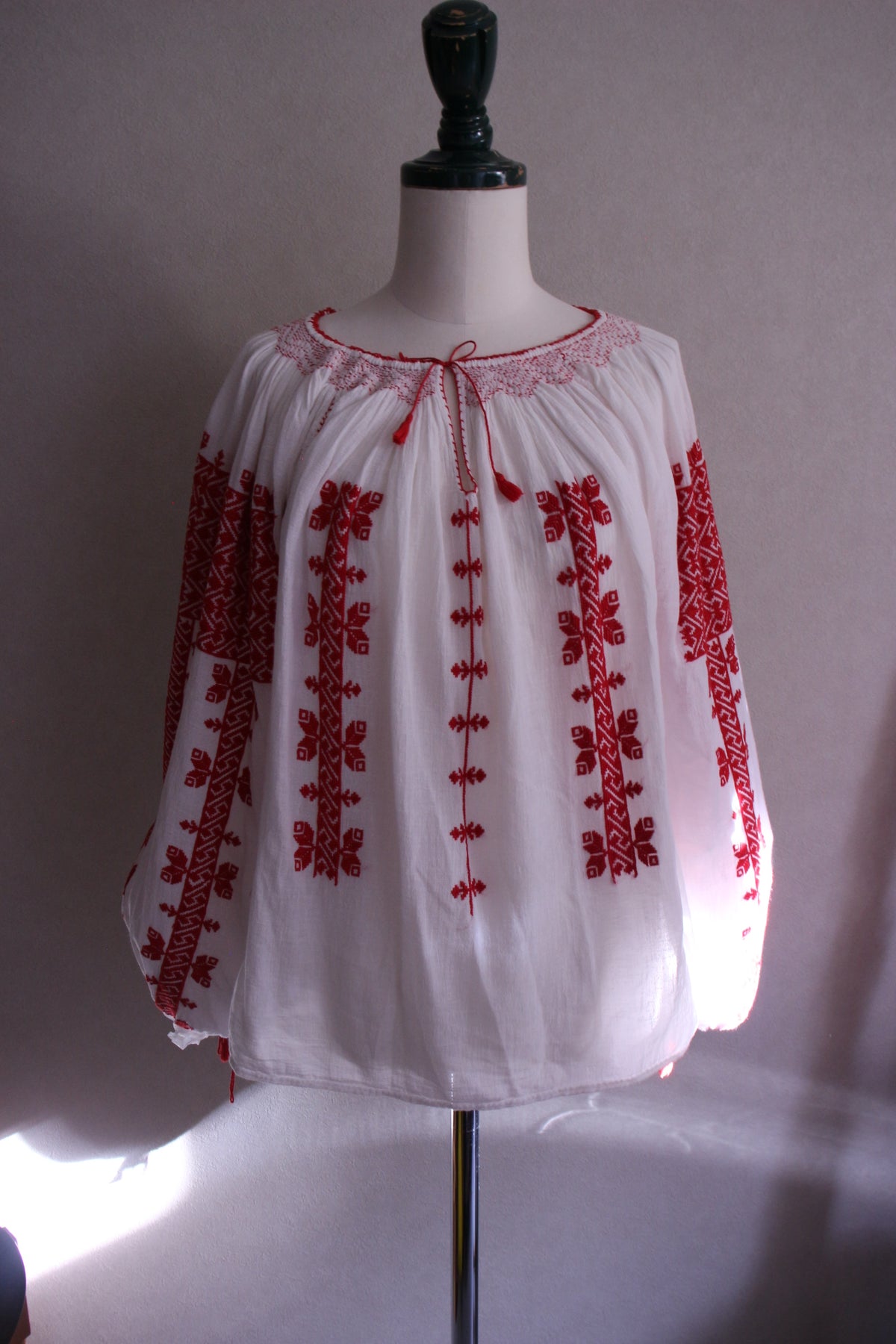赤刺繍の薄手ブラウス