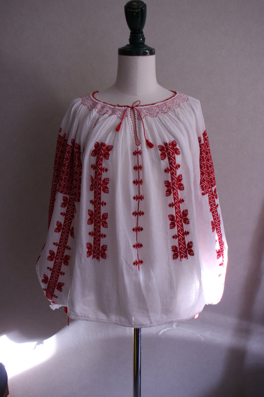 赤刺繍の薄手ブラウス