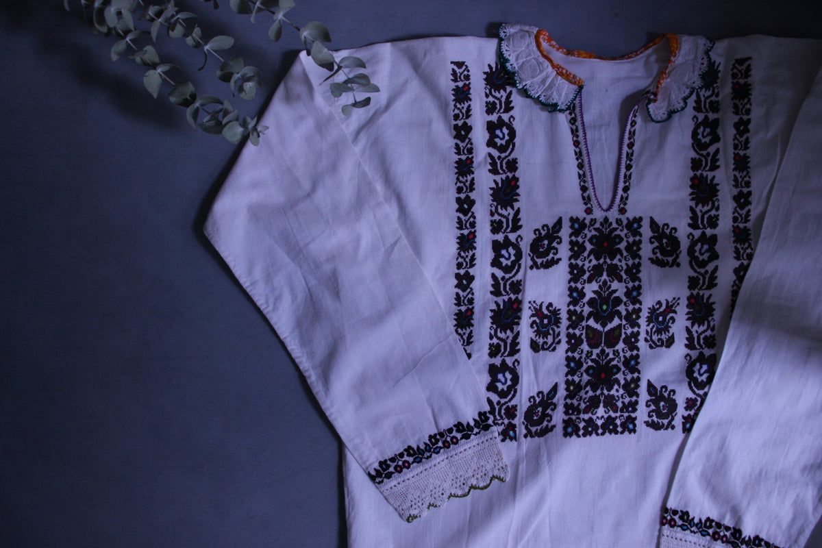 クロアチア系民族の刺繍ブラウス
