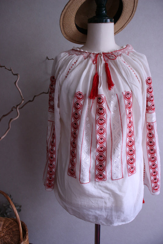 赤✖︎白刺繍の薄手ブラウス
