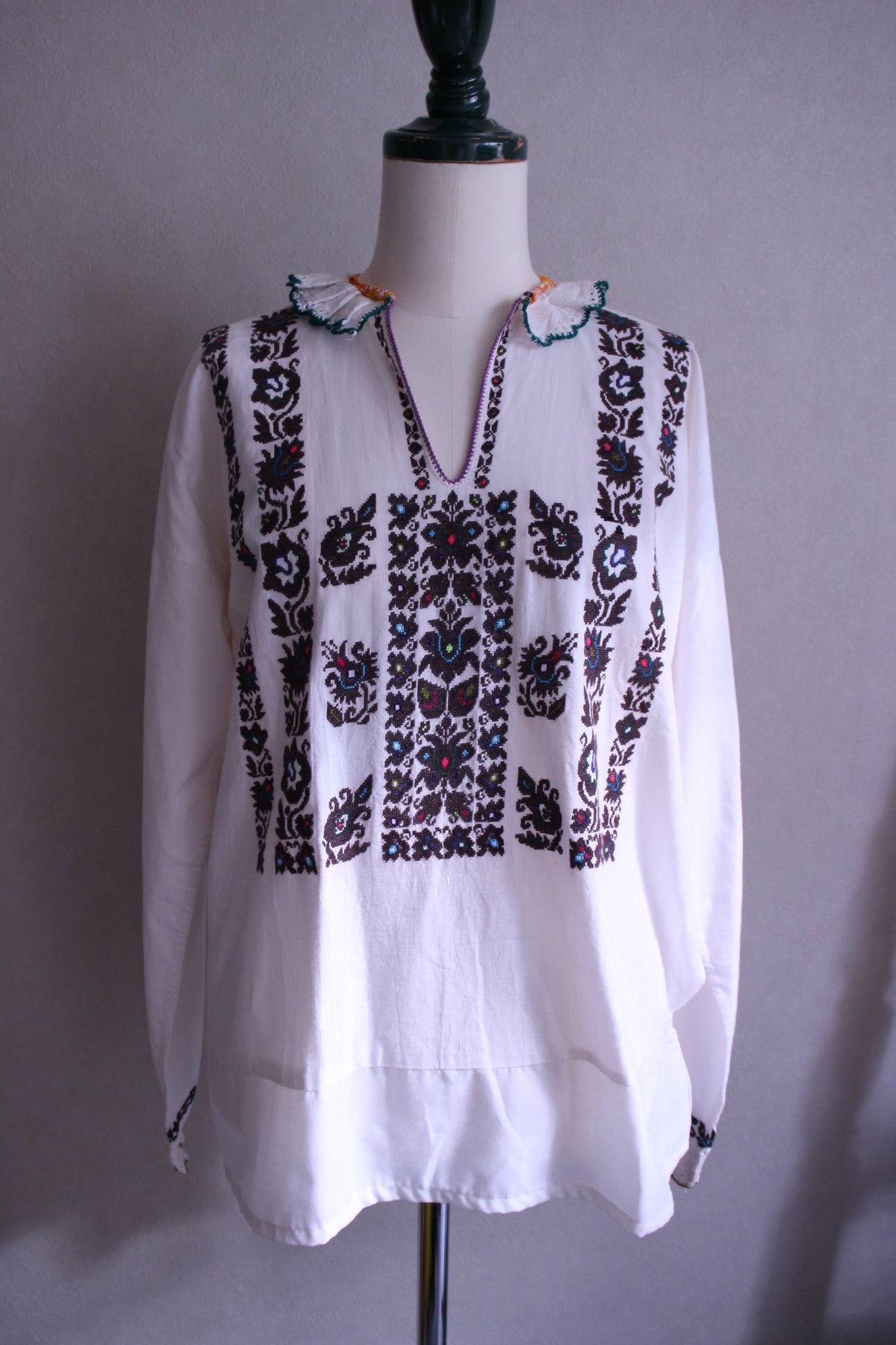 クロアチア系民族の刺繍ブラウス