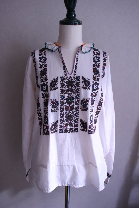 クロアチア系民族の刺繍ブラウス