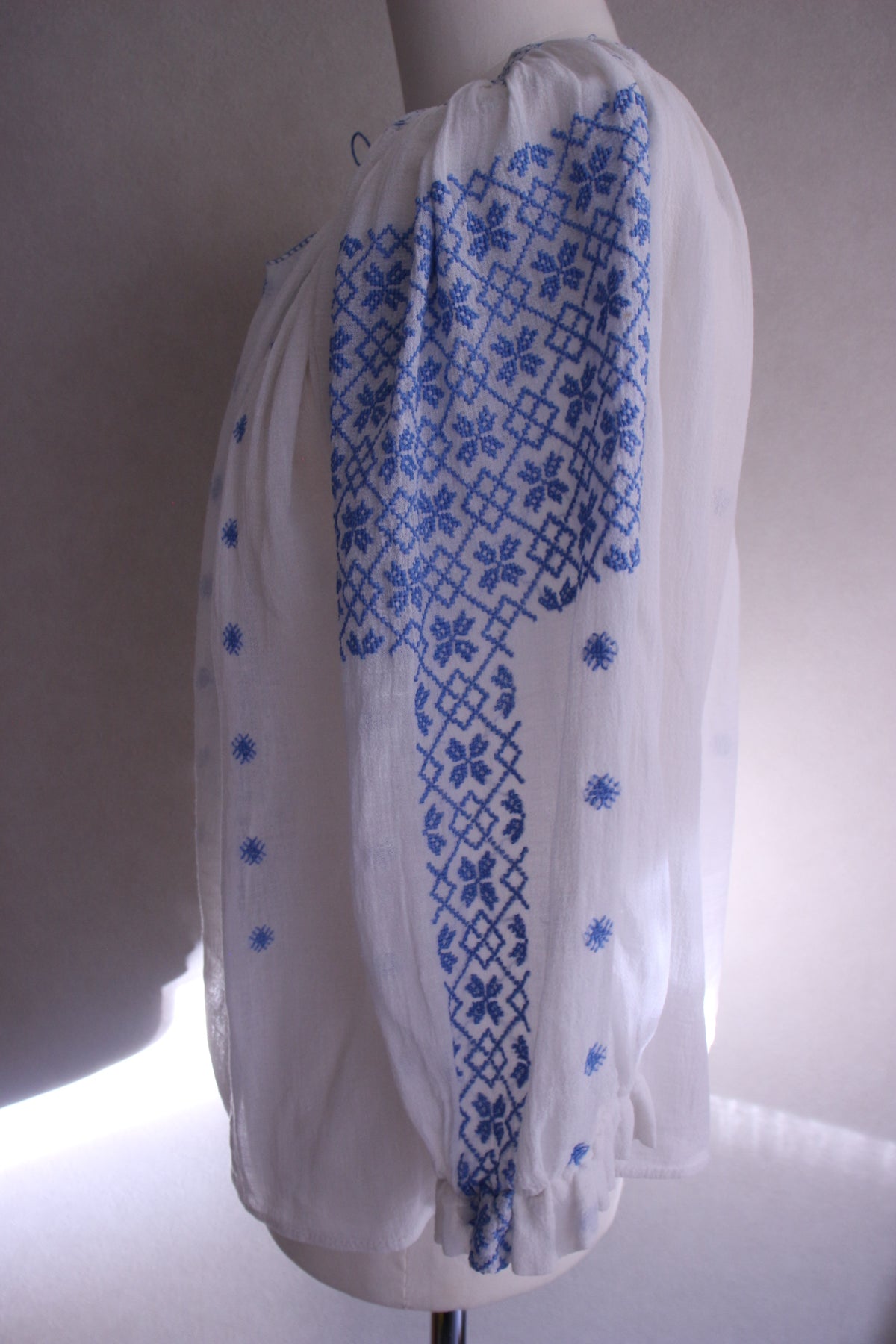 スカイブルー刺繍のルーマニアブラウス