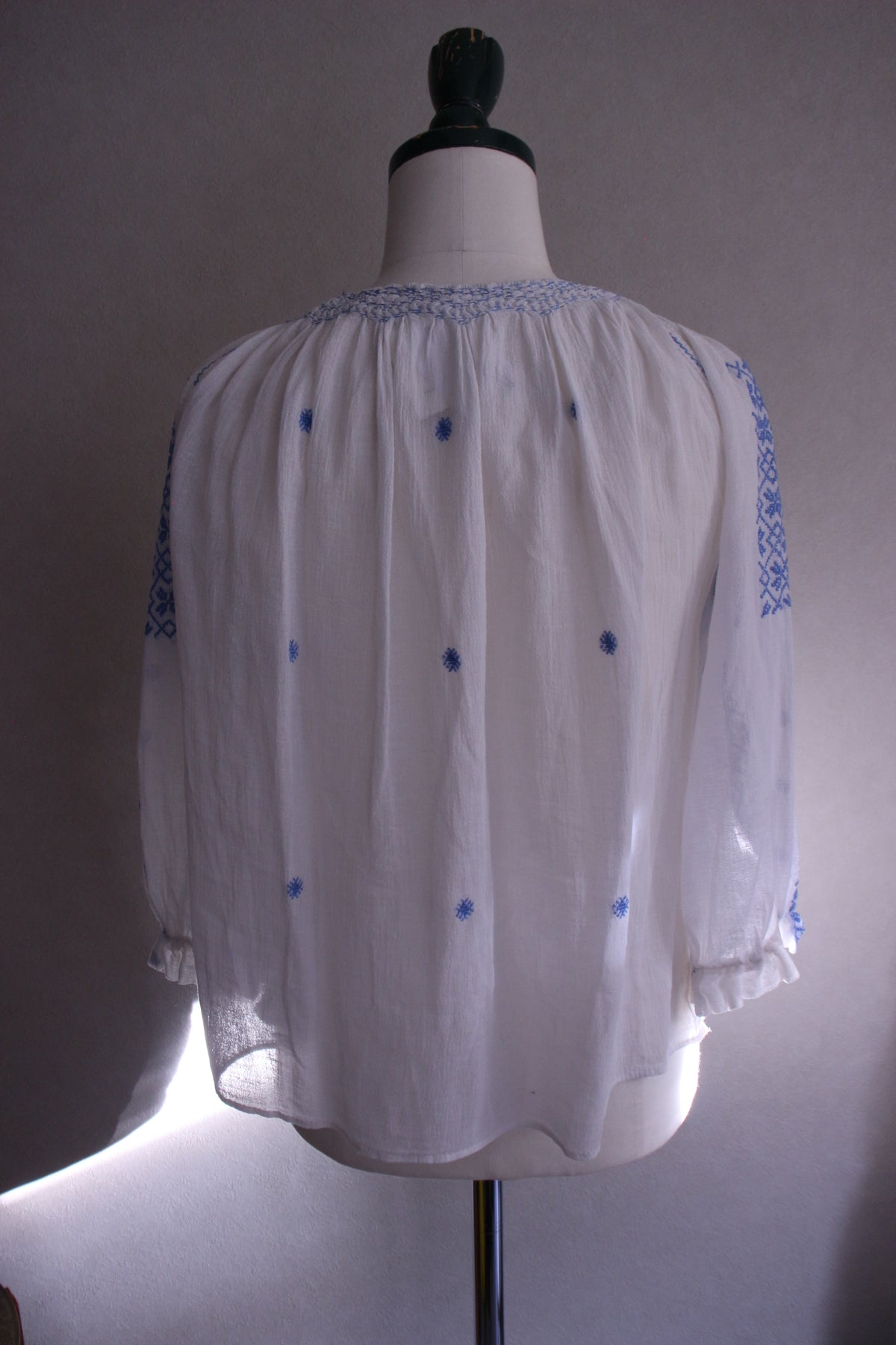 スカイブルー刺繍のルーマニアブラウス