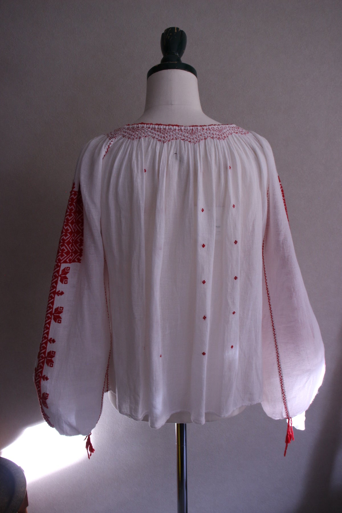 赤刺繍の薄手ブラウス