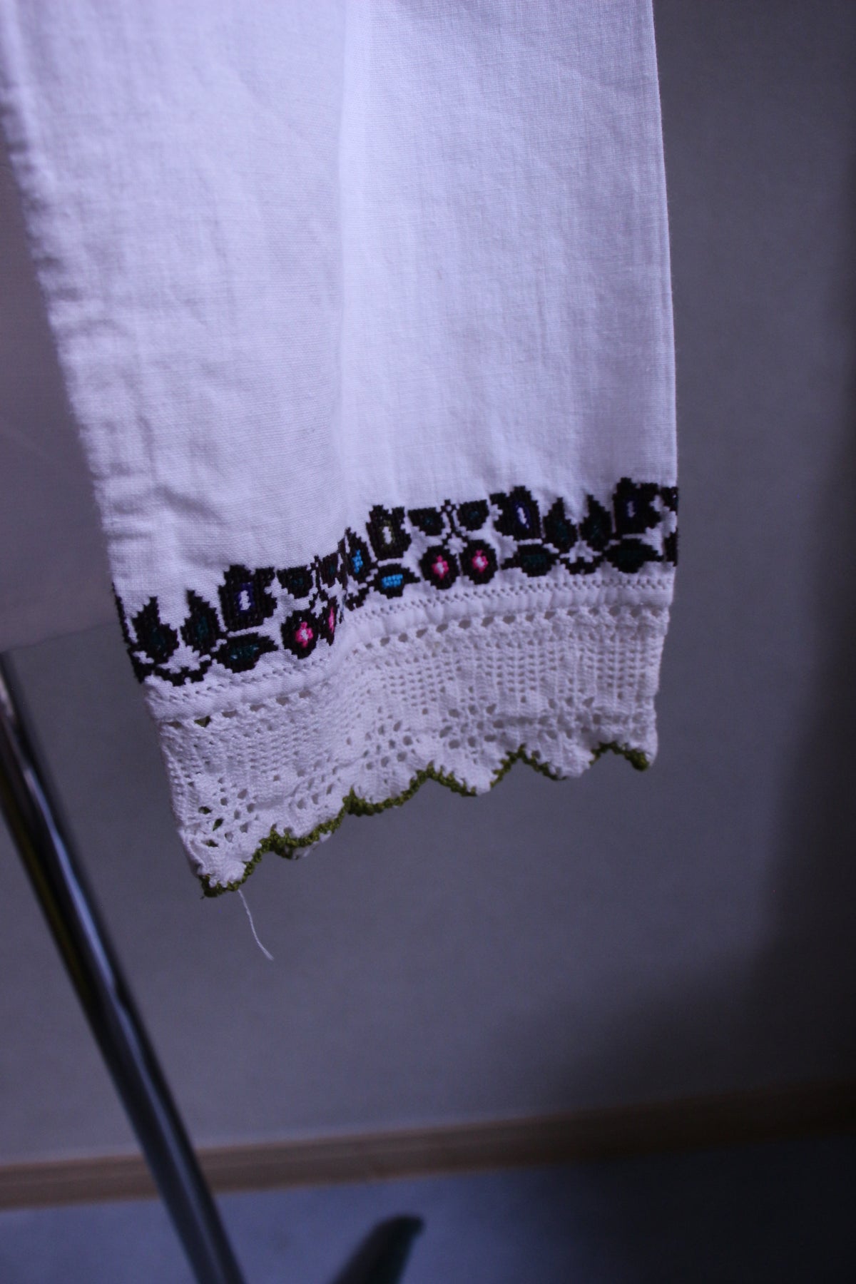 クロアチア系民族の刺繍ブラウス