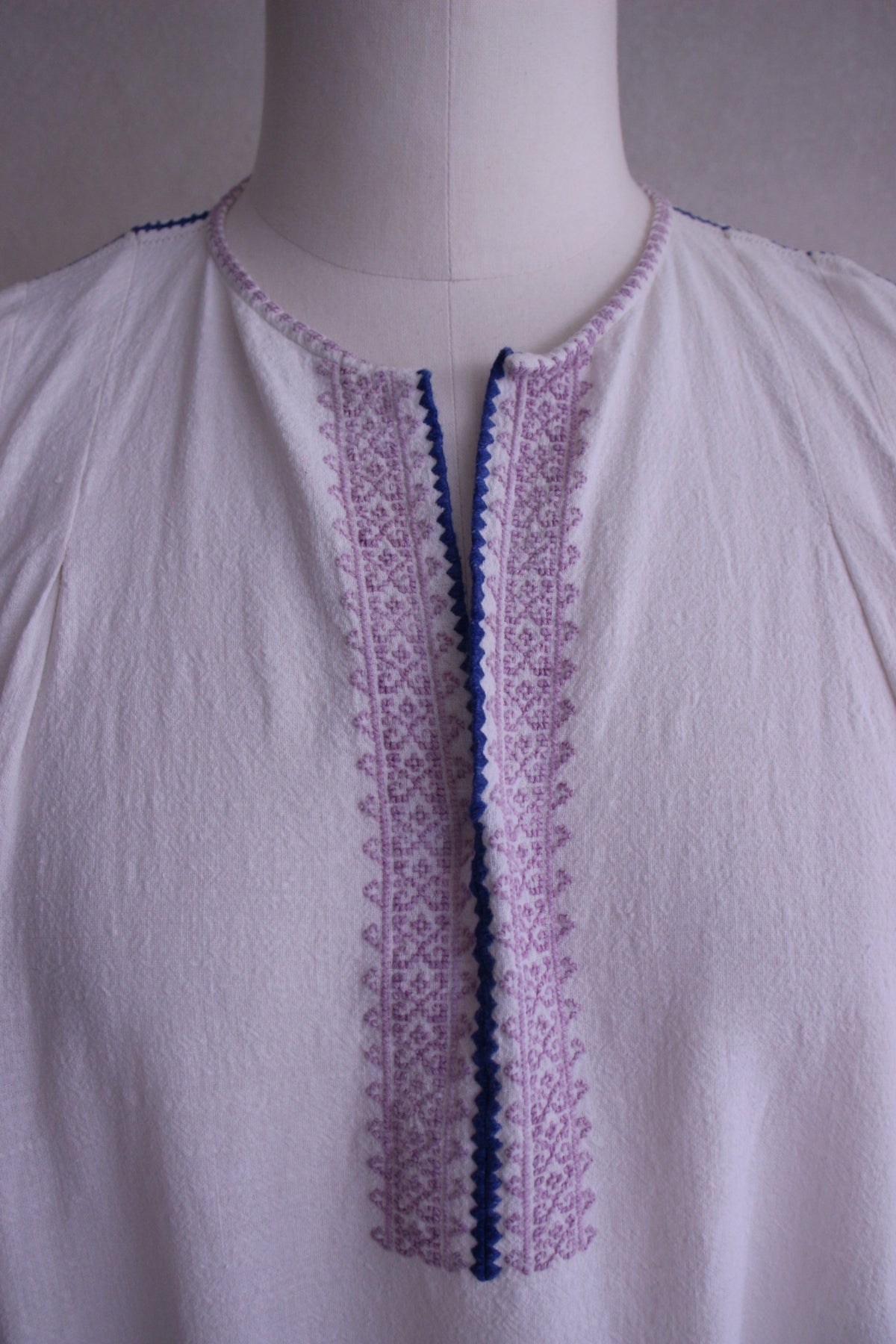 紫刺繍のルーマニアドレス