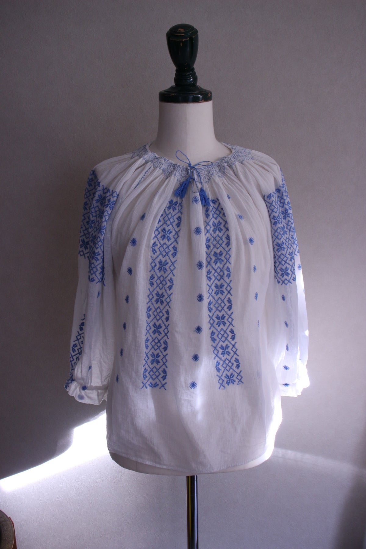 スカイブルー刺繍のルーマニアブラウス