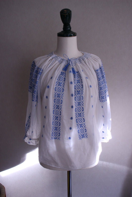 スカイブルー刺繍のルーマニアブラウス