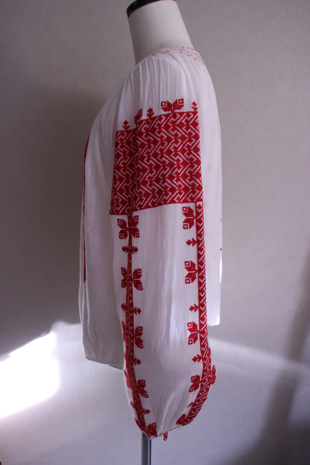 赤刺繍の薄手ブラウス