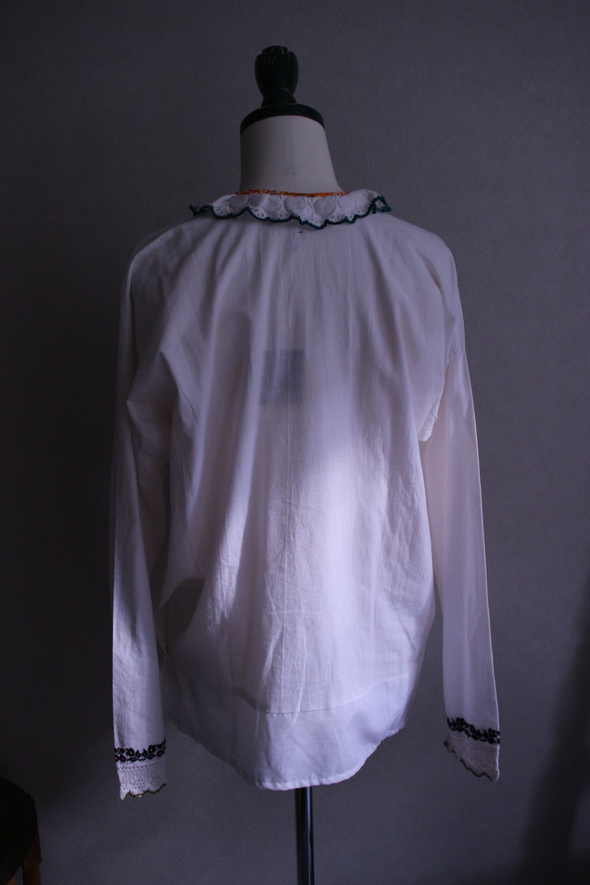 クロアチア系民族の刺繍ブラウス