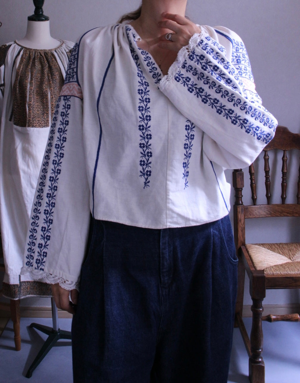 小花模様の青刺繍がかわいいルーマニアブラウス