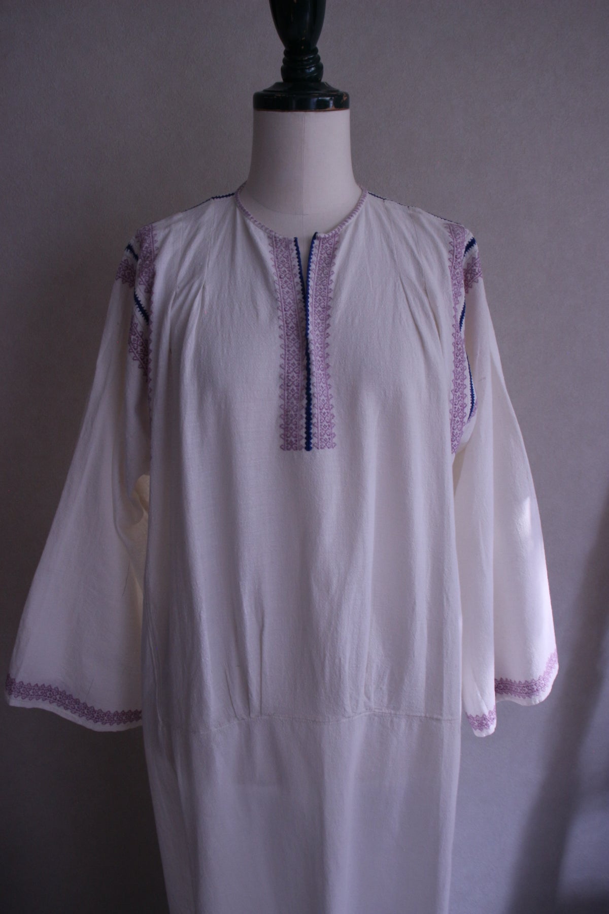 紫刺繍のルーマニアドレス