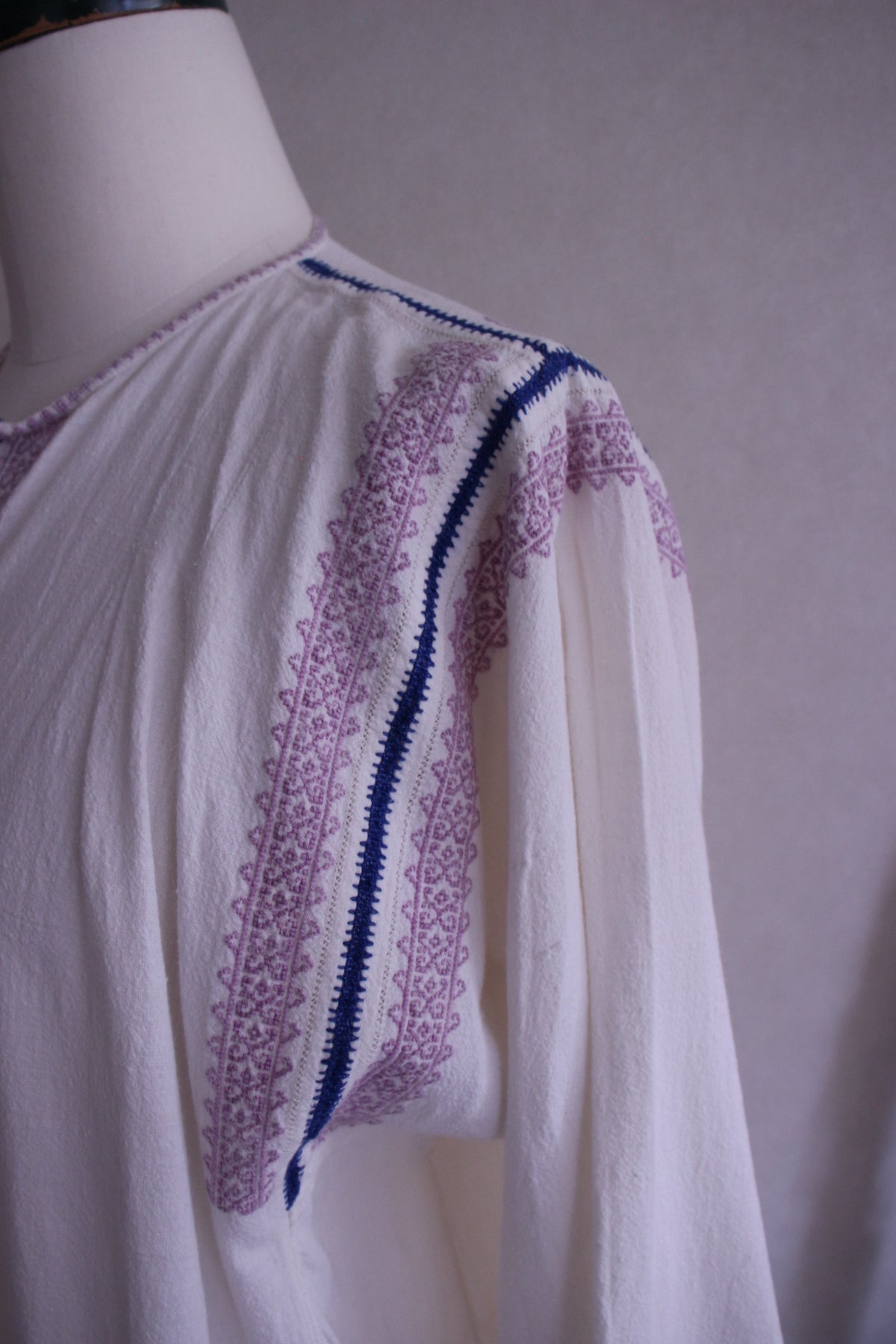紫刺繍のルーマニアドレス
